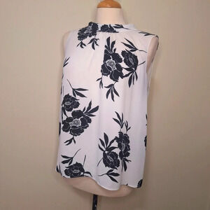 Vince Camuto sleeveless  floral top SZ M
